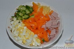 Праздничный салат с ветчиной и болгарским перцем: Нарезанный болгарский перец высыпаем к остальным нарезанным овощам.