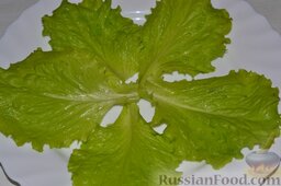 Праздничный салат с ветчиной и болгарским перцем: Вымытыми листьями салата застилаем дно салатницы.