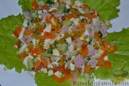 Праздничный салат с ветчиной и болгарским перцем: Заправку добавляем в салат, перемешиваем его и выкладываем на листья салата.