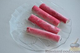 Салат из крабовых палочек: Крабовые палочки достаю из морозилки и размораживаю.