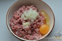 Макароны с мясом (спагетти "Дедушкины усы"): Разбиваю в миску с фаршем небольшое сырое куриное яйцо.