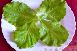 Салат с кальмарами и крабовыми палочками: Вымываем 4 листочка салата. Обсушив листья, выкладываем их на блюдо.