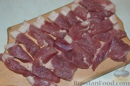 Гуляш из свинины с квашеной капустой: Мясо для гуляша выбирать не постное, а чтобы на нём были прослойки жира. Свинину помыть, нарезать брусочками так, чтобы на кусочках мяса было немного сала.