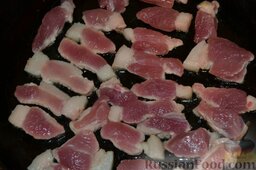 Гуляш из свинины с квашеной капустой: Кусочки свинины выложить в разогретый жир.