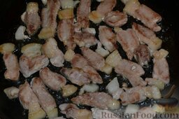 Гуляш из свинины с квашеной капустой: Мясо обжарить с обеих сторон.