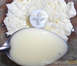 Крем творожный с йогуртом и шоколадом: Добавить 4 столовые ложки сгущенного молока.