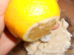 Крем творожный с йогуртом и шоколадом: Выдавить 2 ч. ложки лимонного сока.