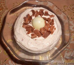 Крем творожный с йогуртом и шоколадом: Украсить измельченным шоколадом (шоколад измельчить с помощью ножа).