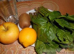 Смузи из киви и шпината: Подготовить все ингредиенты, которые понадобятся для приготовления смузи из киви со шпинатом.
