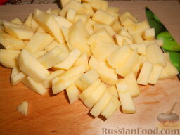 Смузи из киви и шпината: Яблоко очистить от кожуры, удалить сердцевину и нарезать.