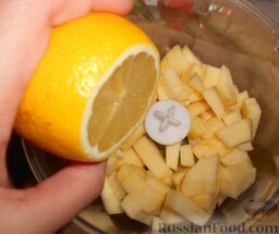 Смузи из киви и шпината: Поместить киви и яблоко в чашу для блендера. Сразу же сбрызнуть лимонным соком, чтобы яблоко не успело потемнеть.