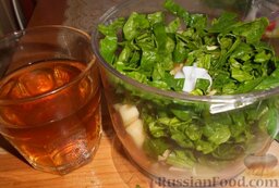 Смузи из киви и шпината: Добавить шпинат к нарезанным фруктам и залить яблочным соком.