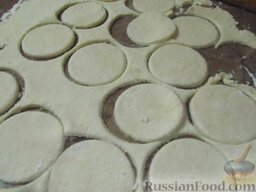 Песочно-творожное печенье с кокосовым ароматом: Тесто для песочно-творожного печенья раскатайте толщиной 0,3 см и вырежьте стаканом кружочки.