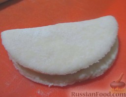 Песочно-творожное печенье с кокосовым ароматом: Каждый кружочек сложите пополам.
