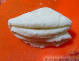 Песочно-творожное печенье с кокосовым ароматом: А затем еще раз пополам. Вот такой должен получиться треугольник.
