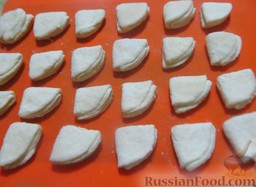 Песочно-творожное печенье с кокосовым ароматом: Сделайте такие треугольники из всего теста.