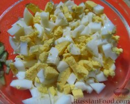 Салат с куриным филе и чесносливом: Вареные яйца почистите и тоже мелко порубите.