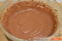 Вкусный пирог "Зебра": В одну добавить какао-порошок, смешать миксером на маленькой скорости.