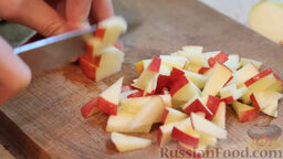 Сладкий омлет с карамелизированными яблоками: Очистить и нарезать яблоки небольшими кусочками.