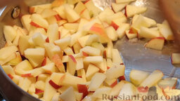 Сладкий омлет с карамелизированными яблоками: Выложить яблоки на разогретую сковороду со сливочным маслом.