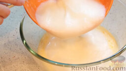 Сладкий омлет с карамелизированными яблоками: Смешать аккуратно белки и взбитые желтки со сметаной.
