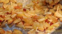 Сладкий омлет с карамелизированными яблоками: Яблоки жарить, помешивая, до золотистого цвета.