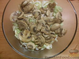Овощной салат с яичными блинчиками: К капусте добавить грибы.
