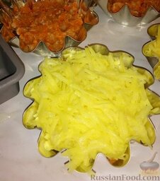 Гратен: Картофель трем на крупной терке и тоже распределяем по формам - солим, перчим, приправляем любимыми травками.   Сыр тоже пускаем на терку, но пока не насыпаем.
