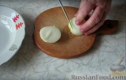 Постные котлеты из картофеля и риса: Нарезаем лук мелким кубиком.