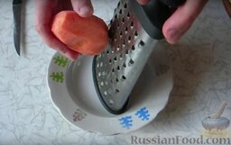 Постные котлеты из картофеля и риса: Натираем на крупной терке морковь.   На сковороде обжариваем лук и морковь в растительном масле до золотистого цвета.