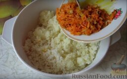 Постные котлеты из картофеля и риса: Соединяем картофель, рис и обжаренный лук с морковью. Добавляем черный молотый перец, зелень и соль по вкусу. Тщательно все перемешиваем.