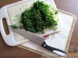 Бутерброды со шпротами: Зеленый лук, петрушку и укроп мелко порубить.