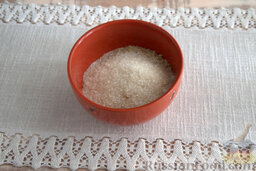 Пахлава-ролл с семечками: Добавляем сахар, смешиваем составляющие.