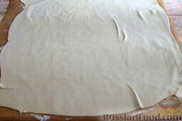 Пахлава-ролл с семечками: Раскатваем тесто в тонкий пласт.