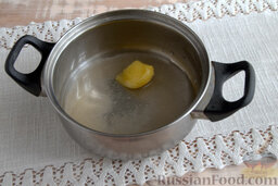 Пахлава-ролл с семечками: Готовим сироп: наливаем в сотейник воду, вводим рафинад и мед.