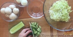 Салат с пекинской капустой и свежими грибами: Огурец вымыть и нарезать.