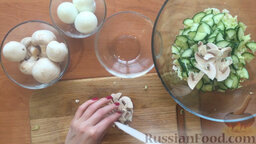 Салат с пекинской капустой и свежими грибами: Затем нарезать хорошо вымытые и, при желании, очищенные свежие шампиньоны.