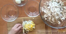Салат с пекинской капустой и свежими грибами: Яйца, сваренные вкрутую, очистить от скорлупы и мелко нарезать.