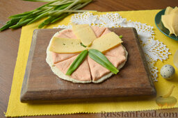 Булочки с черемшой и сыром: На каждый двухслойный сегмент будущих булочек положить листочек черемши и слайс (ломтик) сыра.