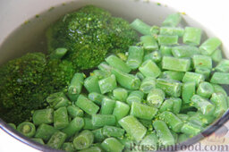 Салат с кальмарами и морской капустой: В закипевшую подсоленную воду кладем зеленую фасоль и брокколи (свежие либо замороженные). Варим до готовности, это не больше 5-ти минут после закипания.
