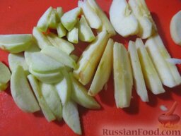 Творожное печенье с яблоками: Яблоки почистите и порежьте тонкими дольками.