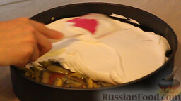 Торт "Нежность": Достаем торт из холодильника и выкладываем весь крем как верхний слой.