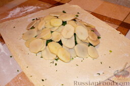 Пирог "Сумка шкипера": Аккуратно выкладываем кружочки картофеля и слегка солим.