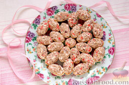 Крабово-ореховая закуска в тарталетках: Укладываем закуску в тарталетках на плоскую тарелку, формируя стилизированный цветок.
