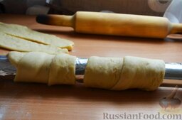 Трдло (чешская выпечка): Цилиндры, на которых будем выпекать трдло, обворачиваем фольгой и внахлест наматываем тесто, закрепив край.
