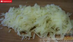 Котлеты из гречки с грибами: Вареный картофель очистите от кожуры и натрите на крупной терке.
