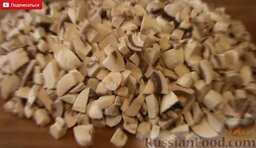 Котлеты из гречки с грибами: Шампиньоны вымойте и нарежьте небольшими кусочками.