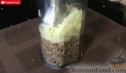 Котлеты из гречки с грибами: Гречку и картофель измельчите в пюре с помощью блендера.