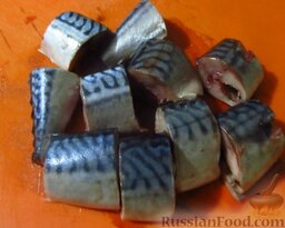 Скумбрия по-имеретински, под соусом киндзмари: Рыбу почистите, порежьте кусками.