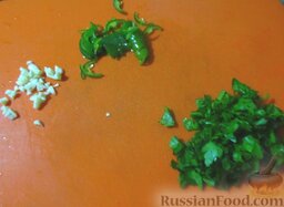 Скумбрия по-имеретински, под соусом киндзмари: Тем временем чеснок и петрушку (или кинзу) мелко порубите. А острый перчик порежьте колечками.